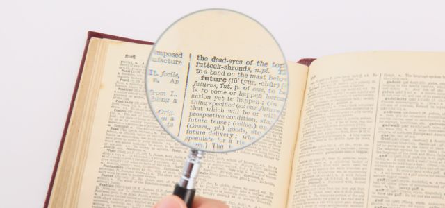 photo d'une loupe utilisée pour illustrer la veille stratégique effectuée par platinn et les antennes cantonales pour anticiper les défis futurs des entreprises